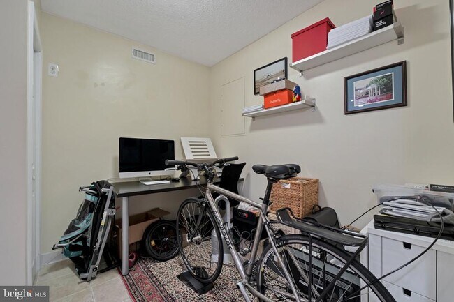 Building Photo - 3043 S Abingdon St