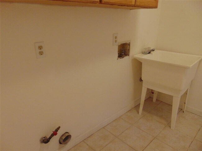 Building Photo - 805 Barton Creek Dr