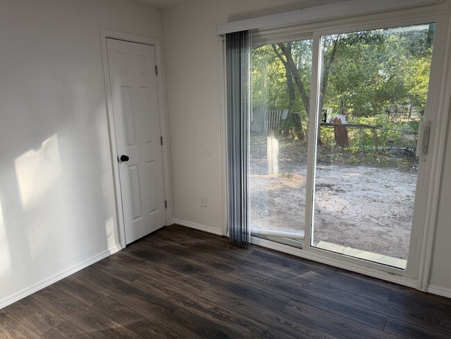 Building Photo - 1124 S Holly Ln