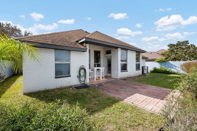 Building Photo - Centrally Located Spacious House