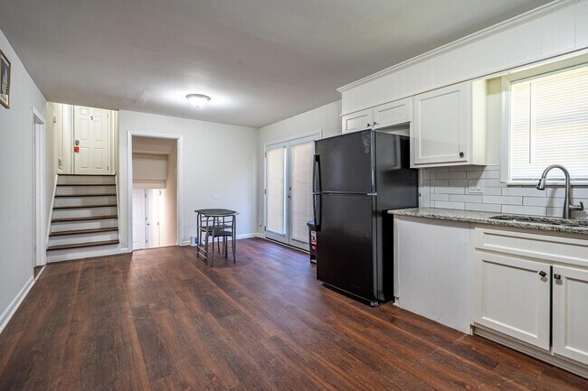 Building Photo - Large Forest Haven Home with large yard and deck, a 2 min drive to transit stop Upper Riverdale R...