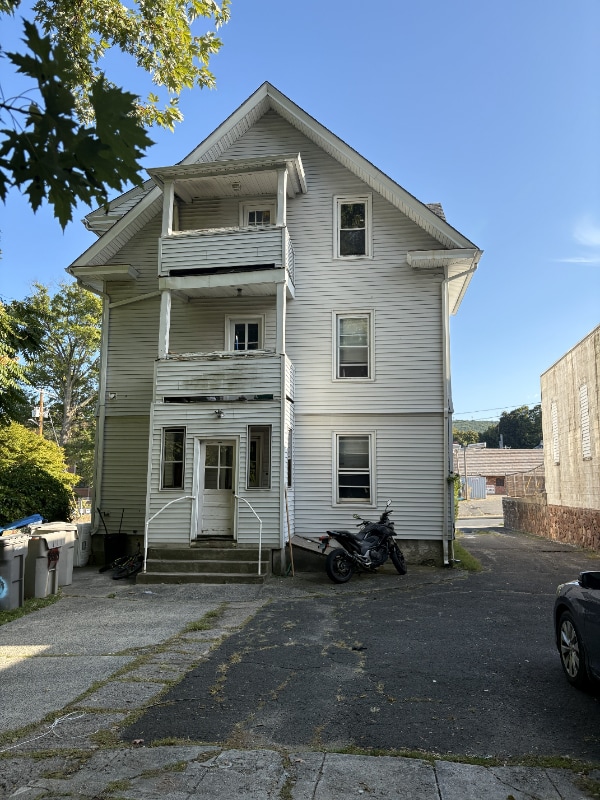 Building Photo - 68 Upson St