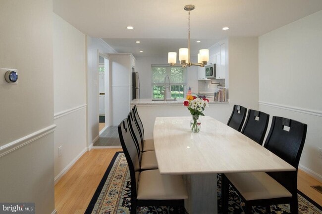 Building Photo - Charming townhome in the heart of McLean !!
