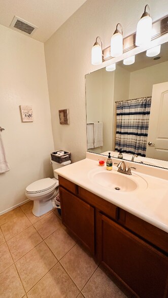 Building Photo - 10655 N 9th St