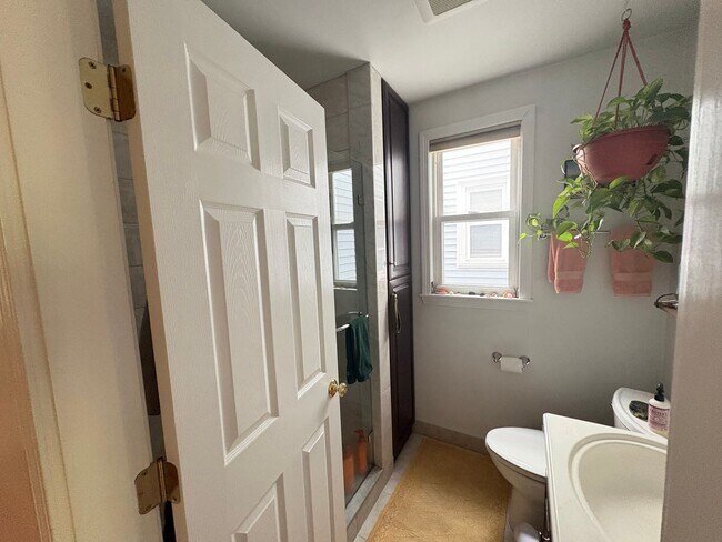 Building Photo - 2BR 1Bth unit. Water included. Great location!