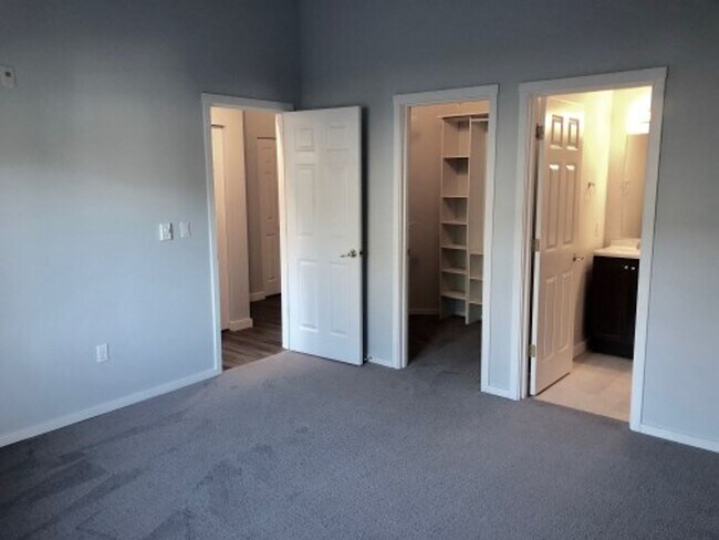 Building Photo - Vaulted Ceilings, Fireplace, LVP Flooring,...