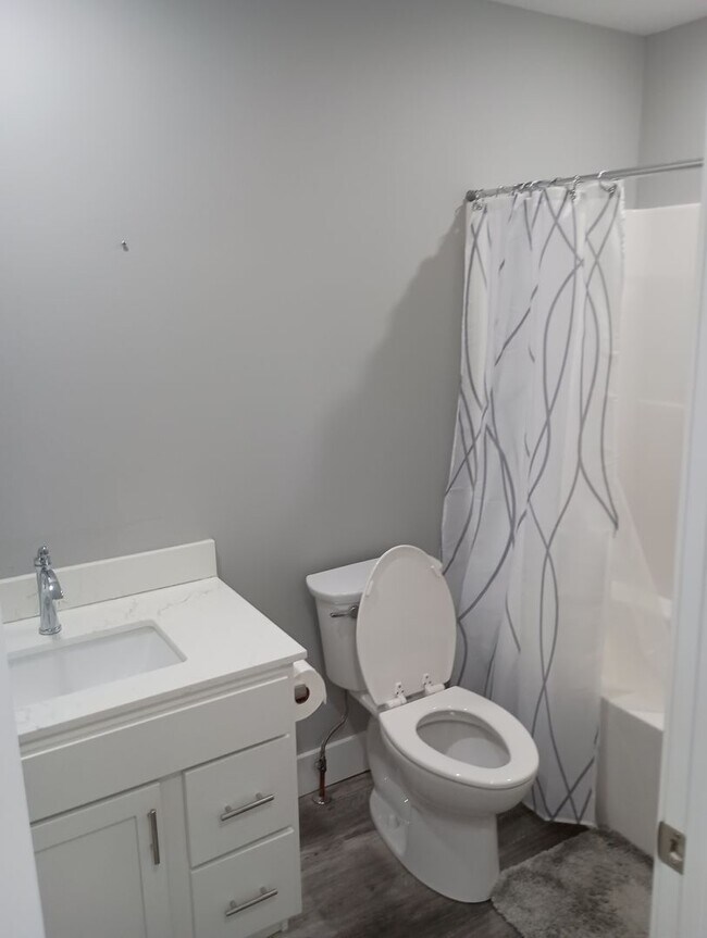 Building Photo - AVAILABLE NOW! 3 bed 2 bath Single Family home in Norton Shores!