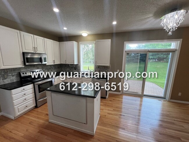 Building Photo - Woodbury House Available July 1, Gleaming Hardwood Floors, Fireplace, Lower Family Room, Fenced Yard