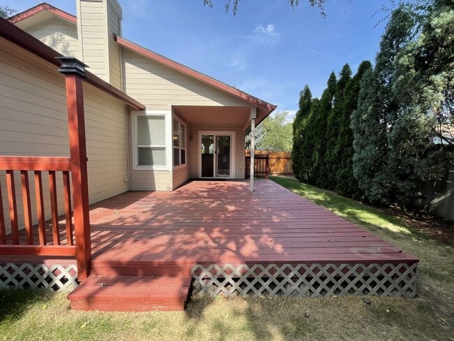 Building Photo - Adorable 3 bed 2 bath home in the Coventry Manor Subdivision just off W State St and N Hartford.