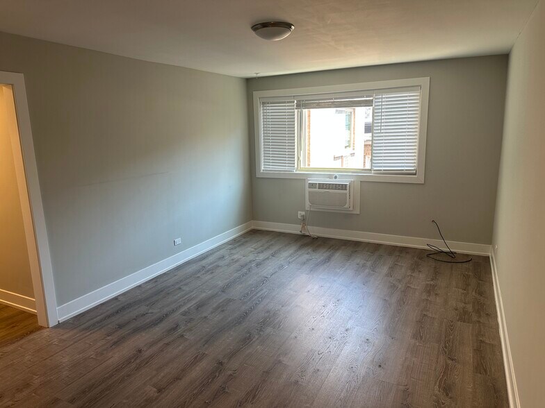 Building Photo - 542 W Surf St