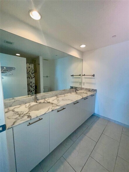 Building Photo - 951 Brickell Ave