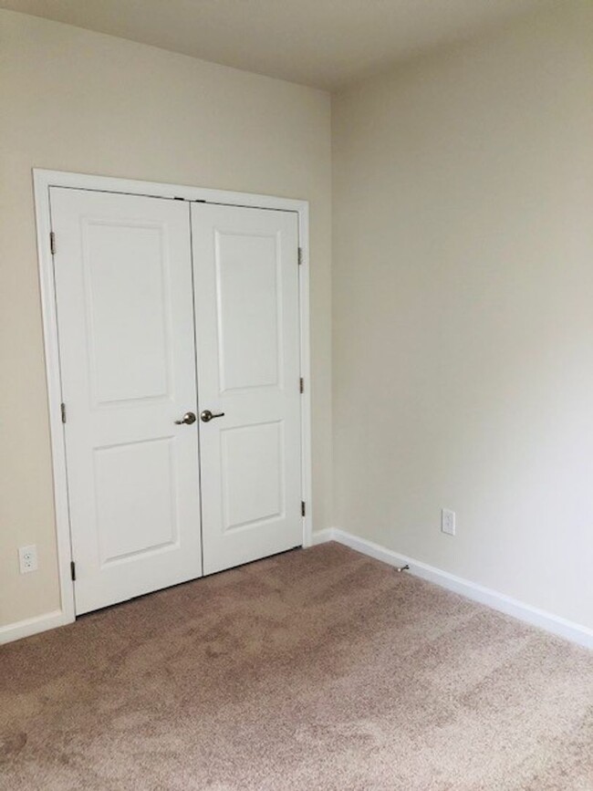 Building Photo - Like New - Single Story Living - 3 Bedroom...