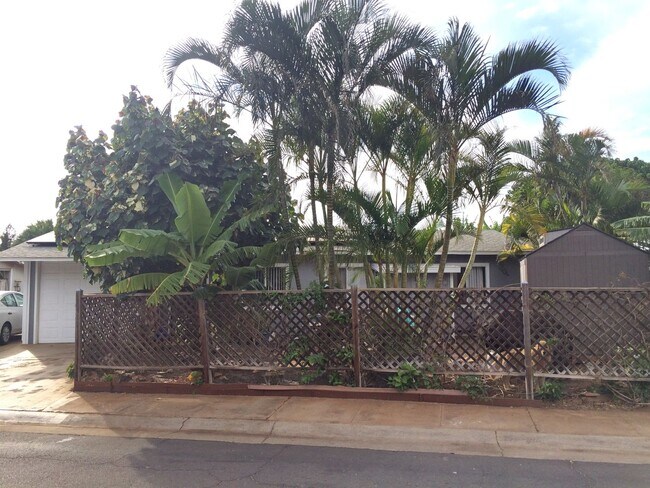 Building Photo - 3 Bed 1 Bath Unfurnished house in the Heart of Kihei - 1 year minimum available long term.