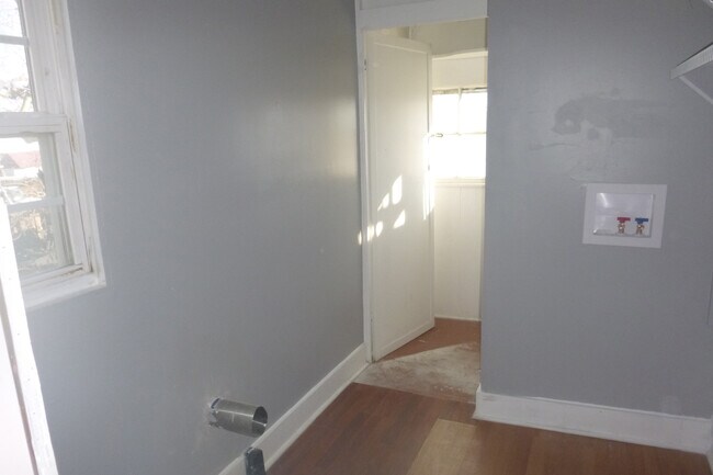 Building Photo - Beautiful 4 Bedroom Home in Enderly Park!