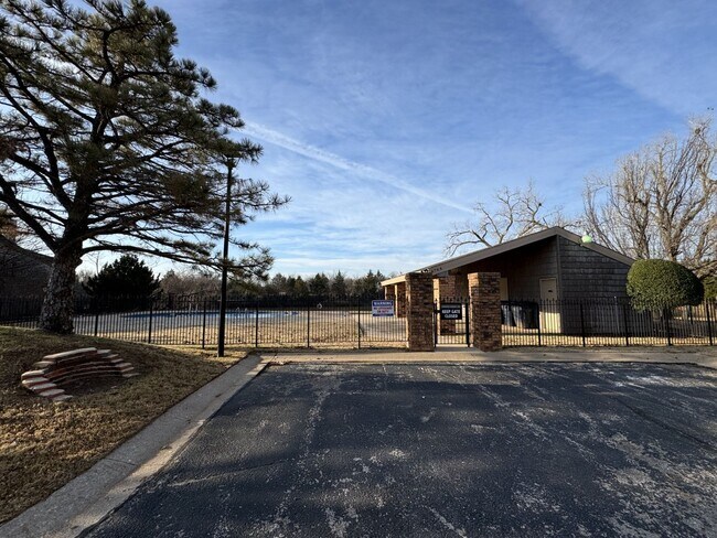 Building Photo - Spacious Townhouse 3 Bedroom 2 Bathroom with Bonus Room