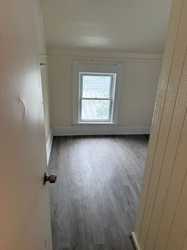 Building Photo - Section 8 Accepted! 4br 2ba Home
