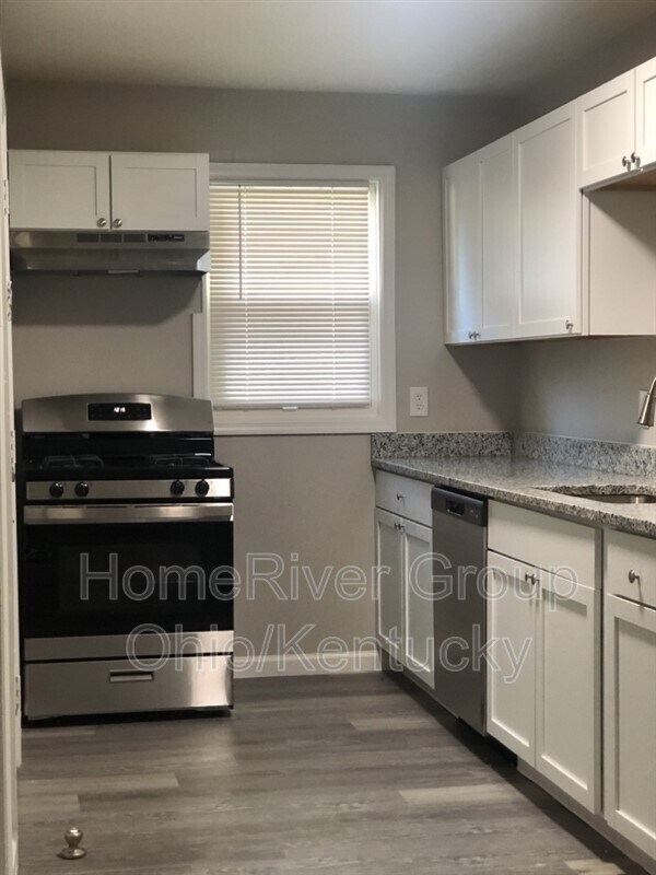 Building Photo - 352 S Oakley Ave