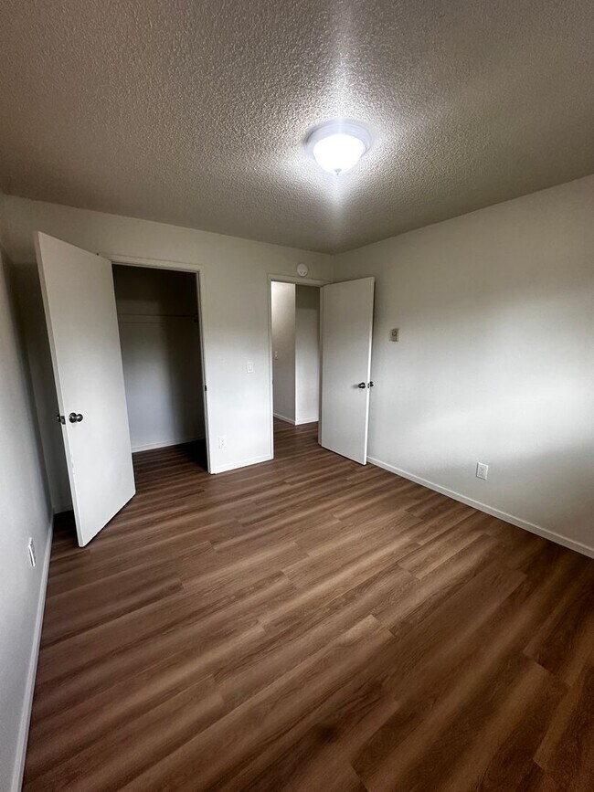 Building Photo - Spacious 3-Bedroom Apartment with Limited-...