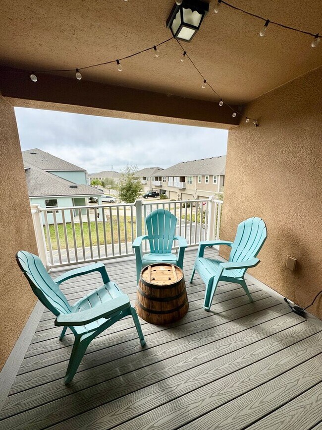 Building Photo - FOR RENT - Beautiful end unit townhouse in Clermont - Waterbrooke