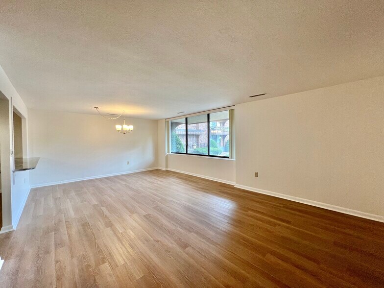 Building Photo - 1004 Paradise Rd