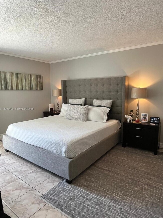 Building Photo - 3475 N Country Club Dr