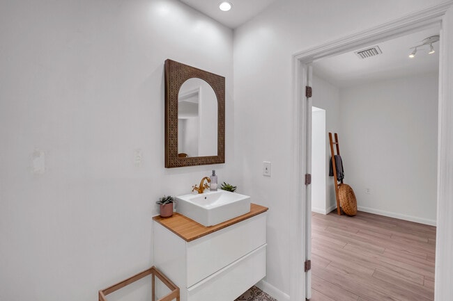 Building Photo - 565 NW 49th St