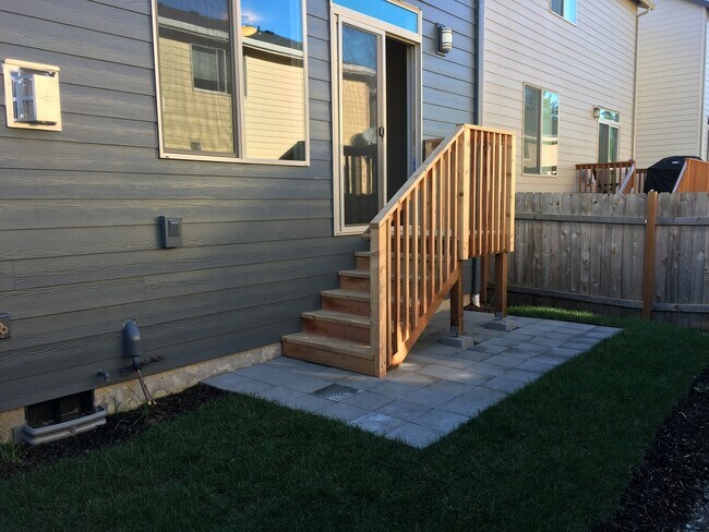 Building Photo - Almost all plank flooring -Beautiful Newer Built Home Central location!