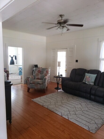 Living room - 105 Rayland St