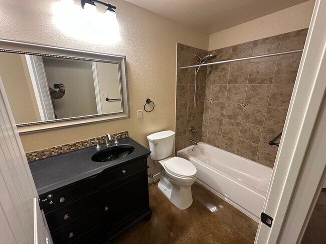 Building Photo - AVAILABLE NOW!!