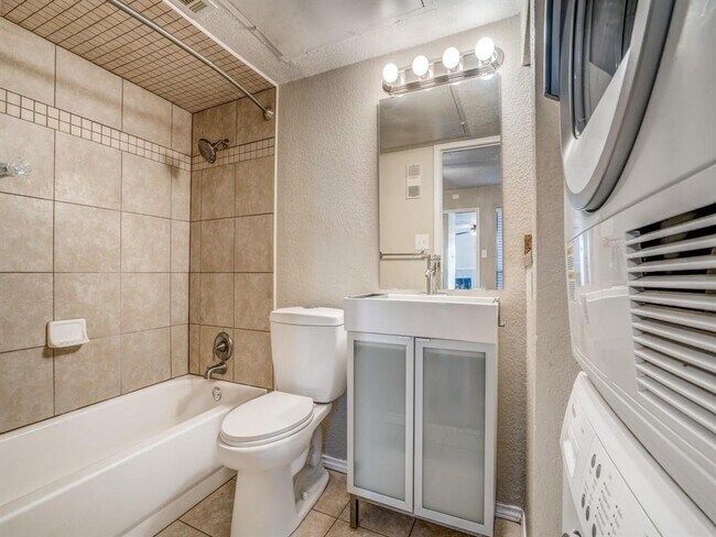 Building Photo - 2300 Balsam Dr