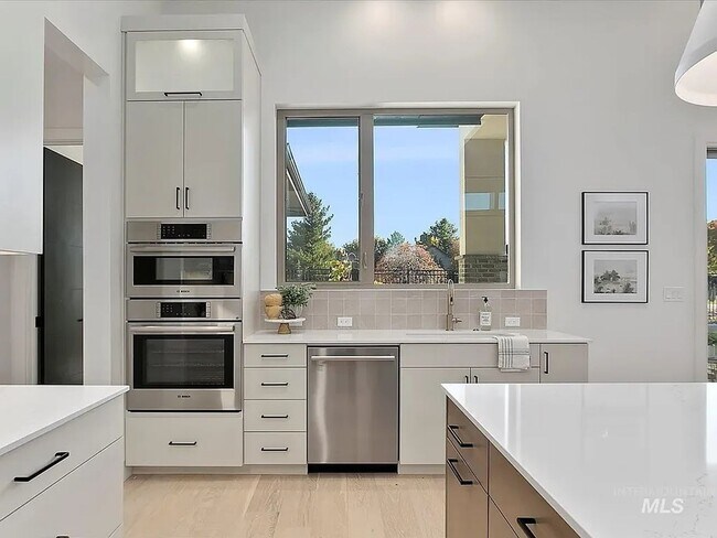 Building Photo - Custome build in Movado Estates