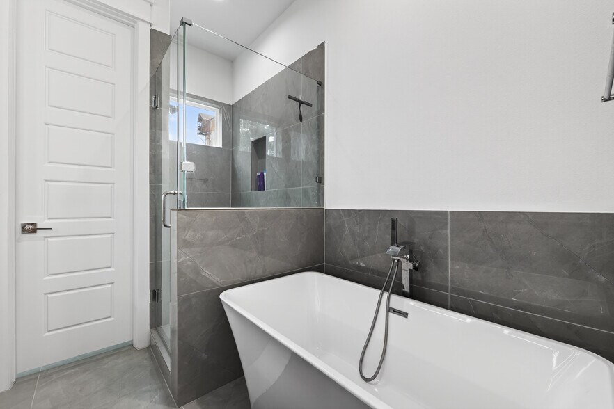 Bathroom3 - 523 Schweikhardt St