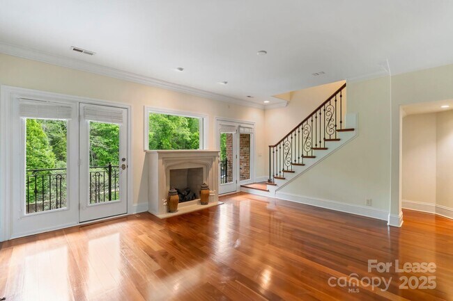 Building Photo - 2310 La Maison Dr