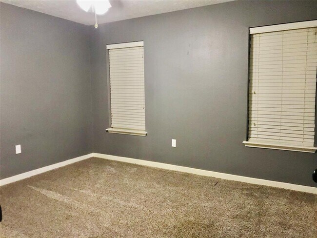 Building Photo - 15703 Laurelfield Dr