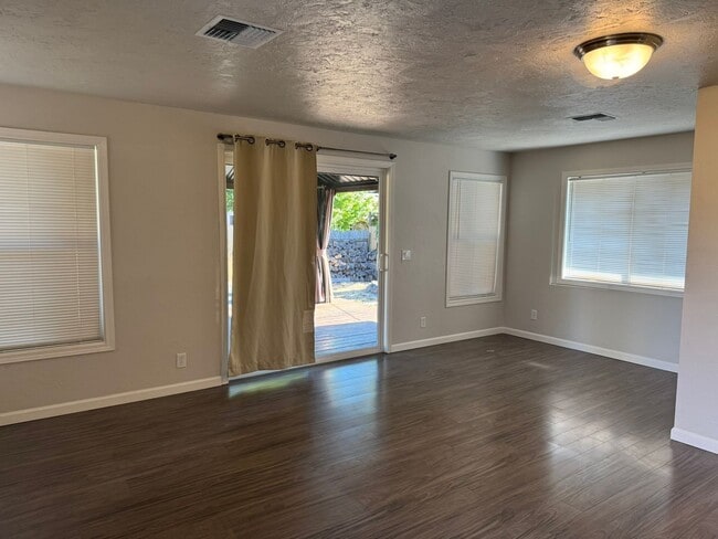 Building Photo - Great 3-Bedroom, 2-Bath Ranch Style Home w...