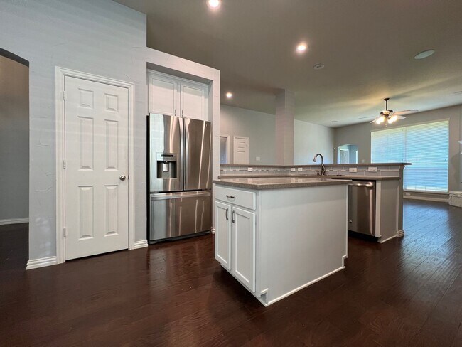 Building Photo - Lovely 4 bedroom 3 bath home!