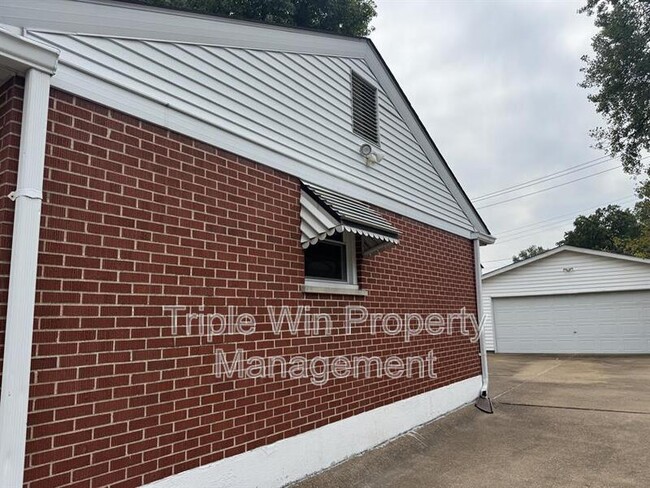 Building Photo - 90 W St Anthony Ln