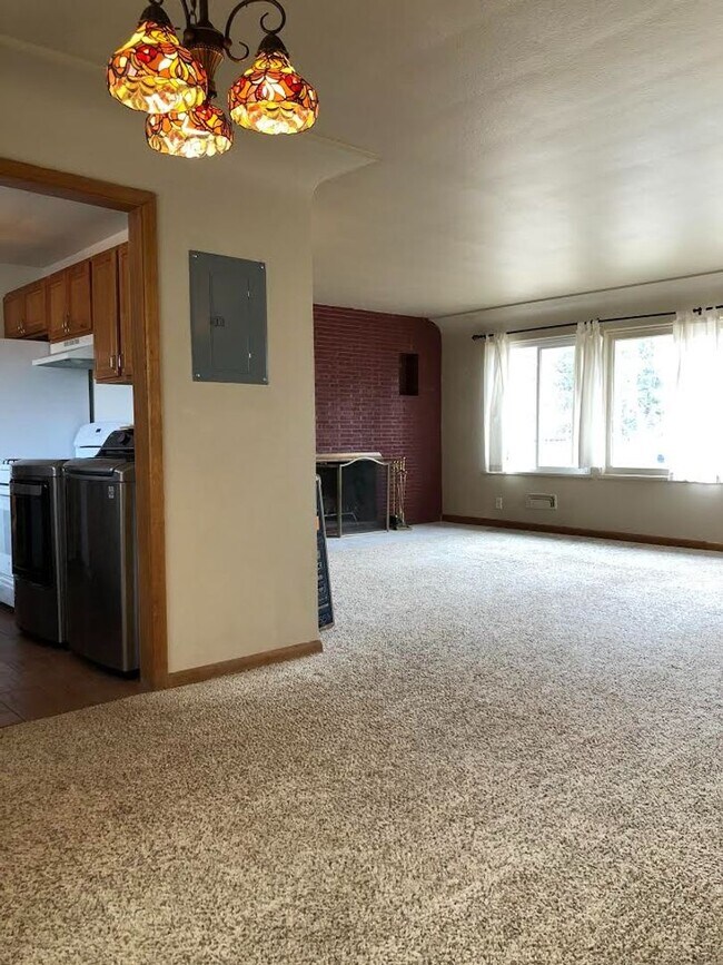 Building Photo - Charming 4 Bd, 2 Ba, Ranch Home in D-12 School District, close to Downtown, Trails and Ft. Carson