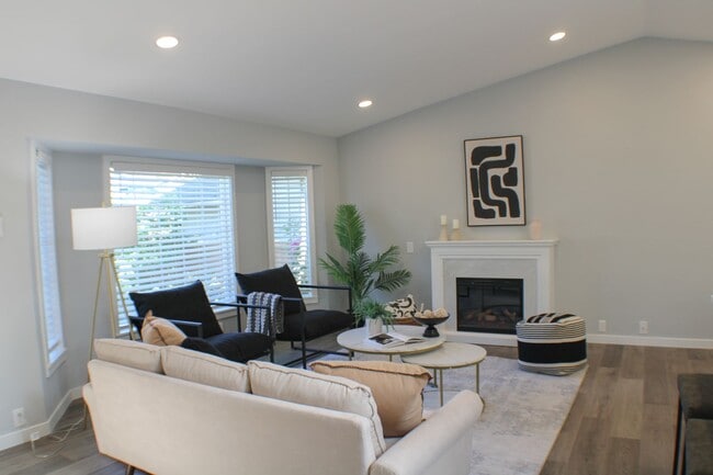 Building Photo - Amazing Everett/Mukilteo Tri-Level Home