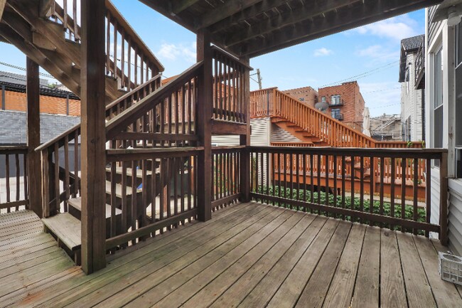 Building Photo - 2425 N Greenview Ave
