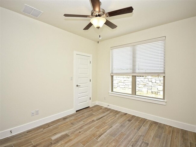 Building Photo - 406 Parkline Dr