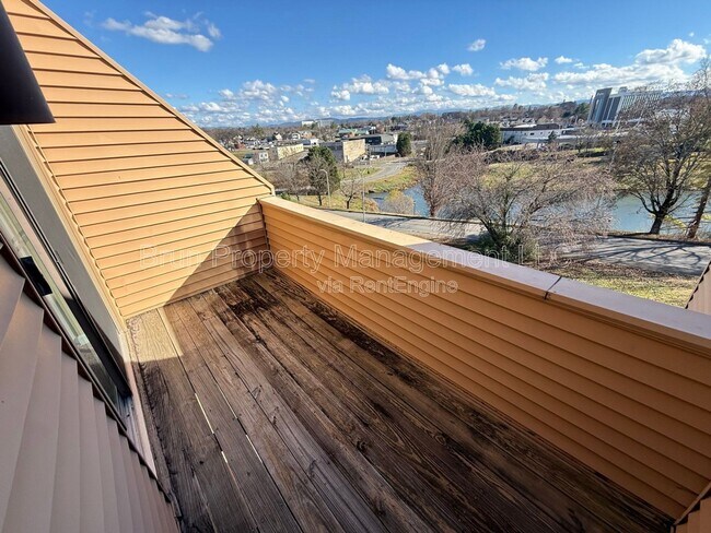 Building Photo - 334 Olympia Dr