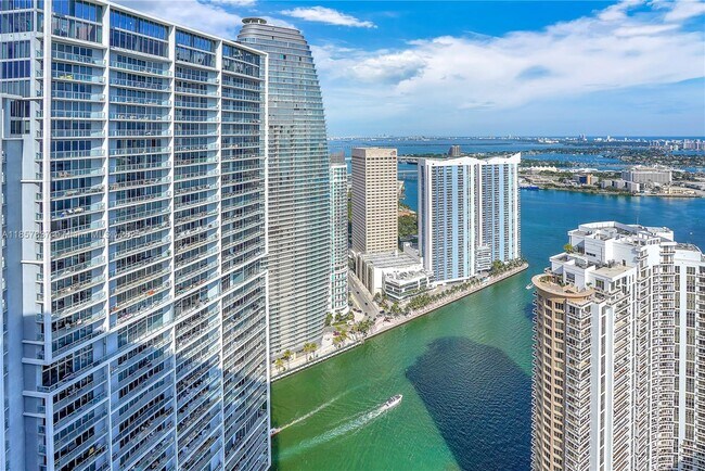 Building Photo - 495 Brickell Ave