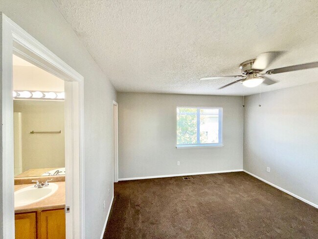 Building Photo - 4899 Saddle Ridge Dr