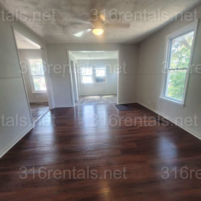 Building Photo - $875 - 2 bed 1 bath - Single Family Home