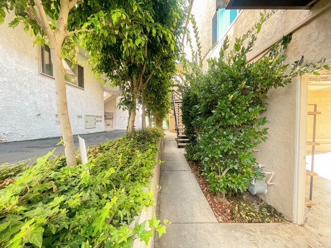 Building Photo - 311 W Palm Ave