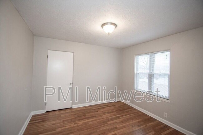 Building Photo - 146 E 19th St