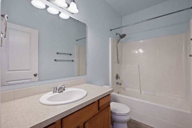 Building Photo - MOVE IN READY! 2 bed, 2 bath townhouse. No...