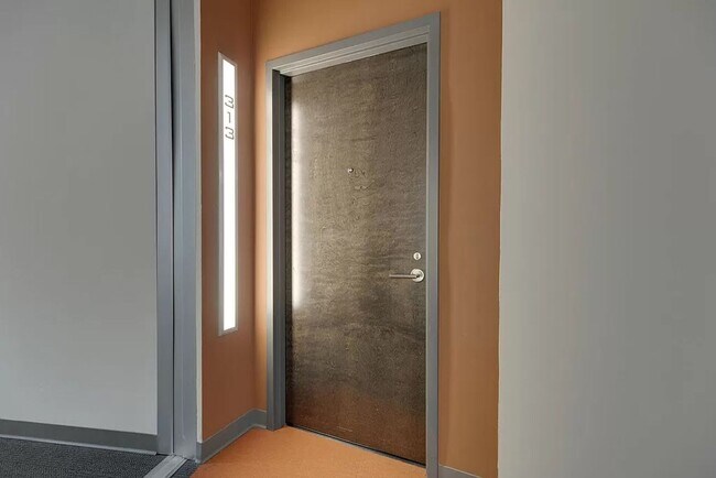 Building Photo - 1 Bed/1 Bath Condo at 5th and Main, Assigned Parking, Washer/Dryer/Covered Balcony