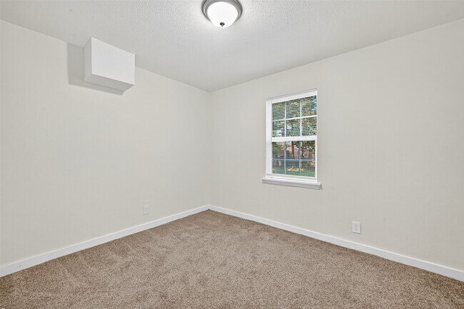 Building Photo - 16643 Lake Cir